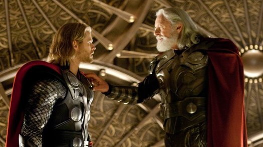 Chris Hemsworth som Thor og Anthony Hopkins som Odin 